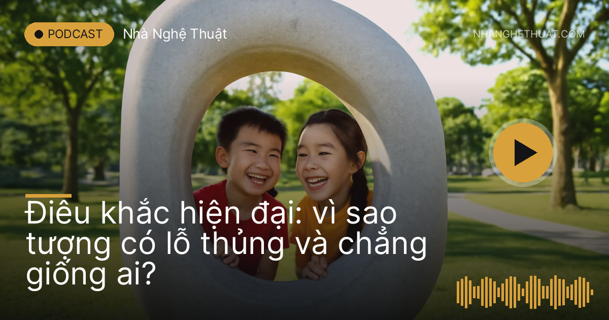 Tượng hình khối trơn có lỗ thủng giữa bãi cỏ công viên, trẻ nhìn qua lỗ