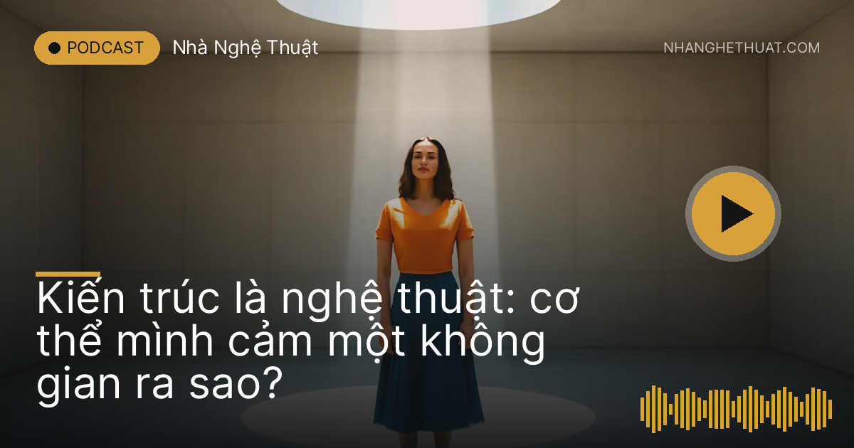 Cô gái đứng dưới giếng trời tròn trong sảnh bê tông, ánh sáng rọi thành cột