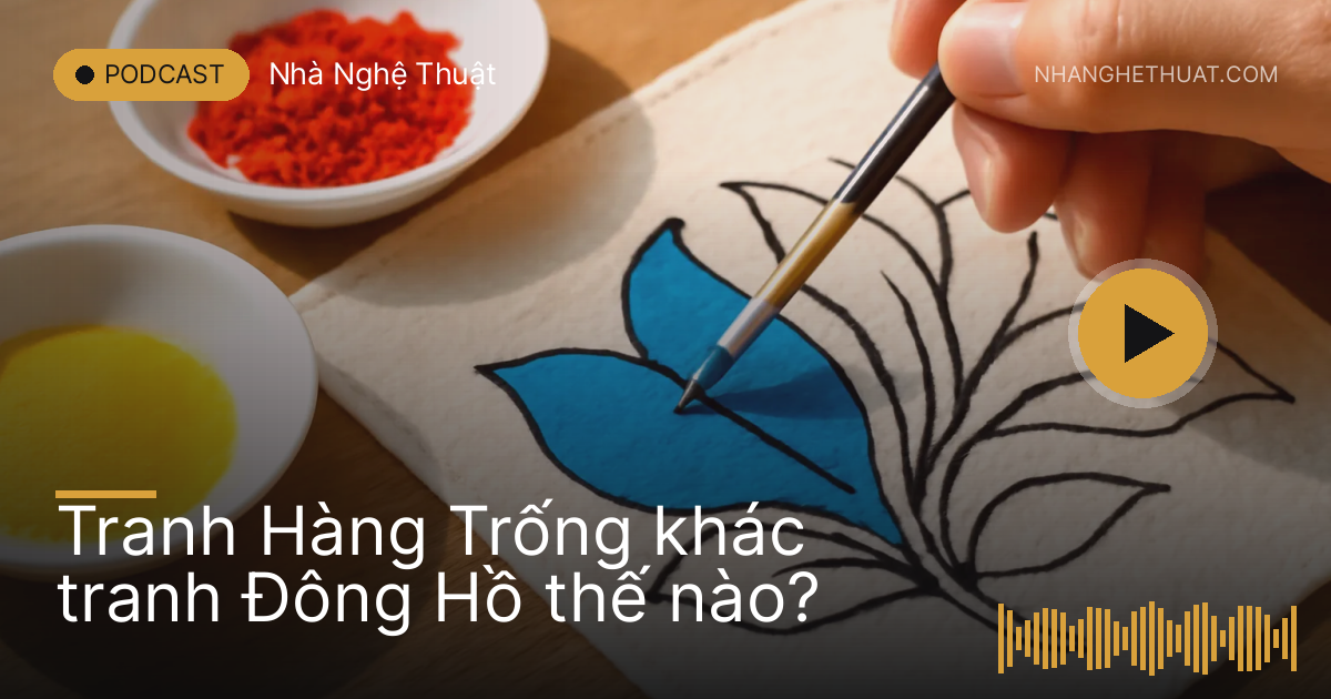 Cây bút lông tô màu xanh lam lên nét in đen trên giấy, cận cảnh