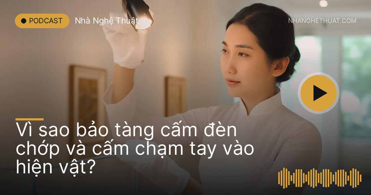 Nhân viên bảo tàng đeo găng trắng chỉnh đèn chiếu trong phòng tối nhẹ